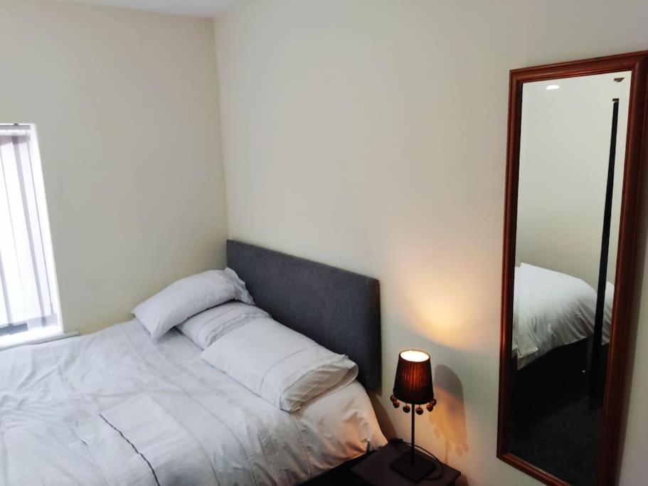Cheerful 2-bedroom With Off Street Parking Appartement