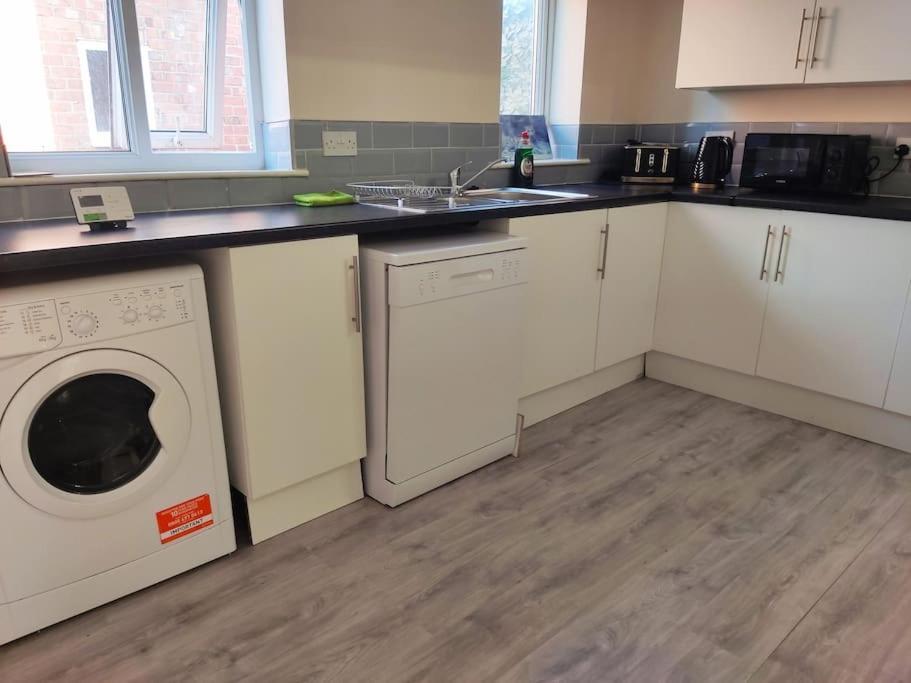 Appartement Cheerful 2-bedroom With Off Street Parking *