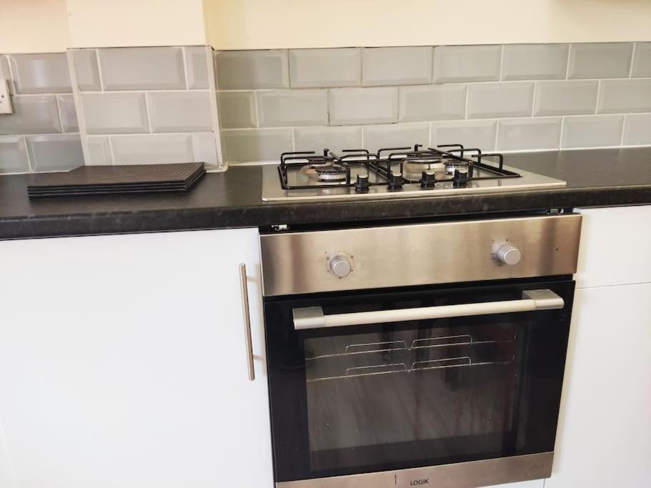 Appartement Cheerful 2-bedroom With Off Street Parking *