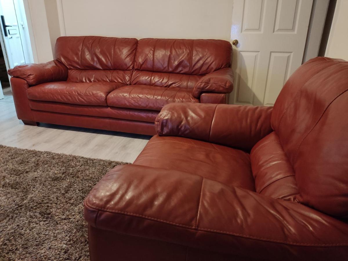 Cheerful 2-bedroom With Off Street Parking Appartement