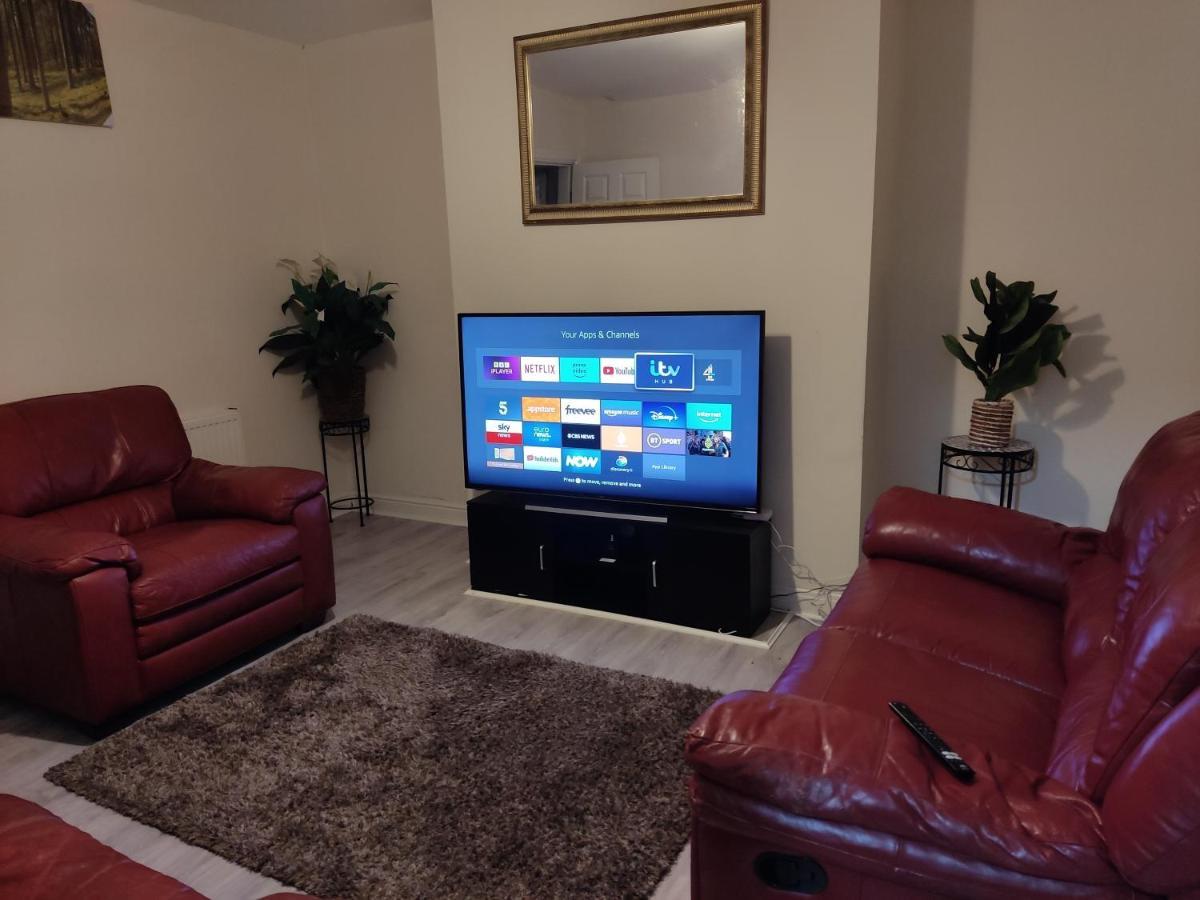 Cheerful 2-bedroom With Off Street Parking Appartement *