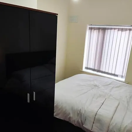 Cheerful 2-Bedroom Home With Off Street Parking Blackpool Esterno foto
