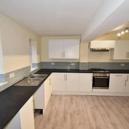 Cheerful 2-Bedroom Home With Off Street Parking Blackpool Esterno foto