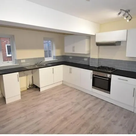 Cheerful 2-Bedroom Home With Off Street Parking Blackpool Esterno foto