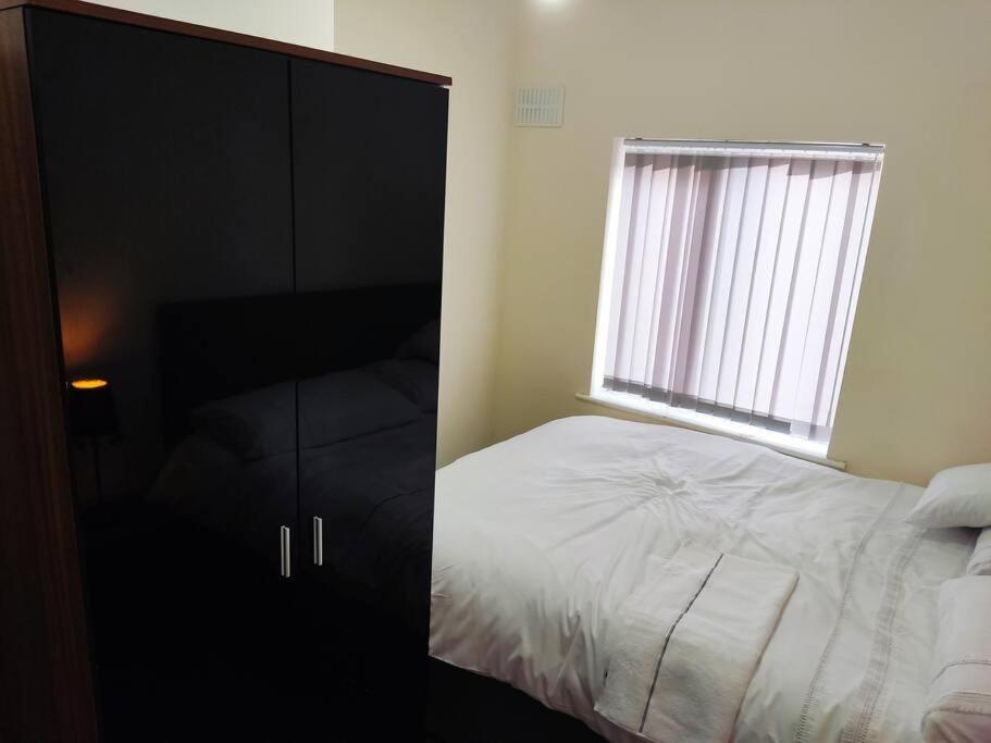 Cheerful 2-bedroom With Off Street Parking Apartamento